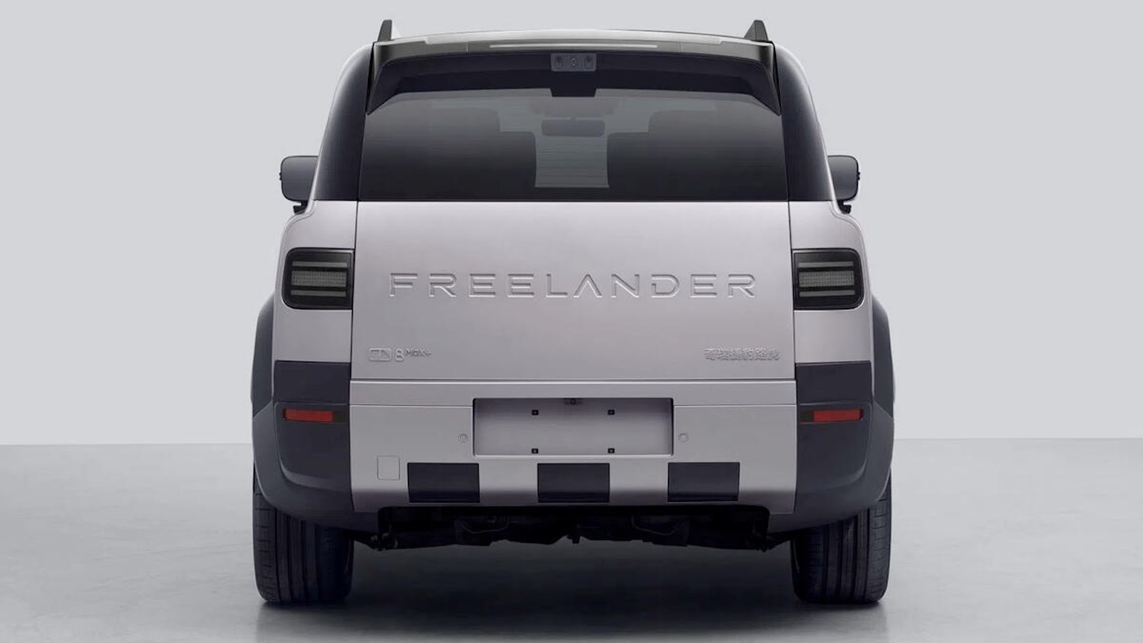 Το Plug-in υβριδικό Freelander 8 έχει μικτό βάρος στα 3.495 κιλά. Η επιλογή αυτή τοποθετεί το μοντέλο μόλις 5 κιλά κάτω από το όριο των 3,5 τόνων, επιτρέποντας την οδήγησή του στην Ευρώπη με δίπλωμα αυτοκινήτου. Το Plug-in υβριδικό Freelander 8 έχει μικτό βάρος στα 3.495 κιλά. Η επιλογή αυτή τοποθετεί το μοντέλο μόλις 5 κιλά κάτω από το όριο των 3,5 τόνων, επιτρέποντας την οδήγησή του στην Ευρώπη με δίπλωμα αυτοκινήτου.