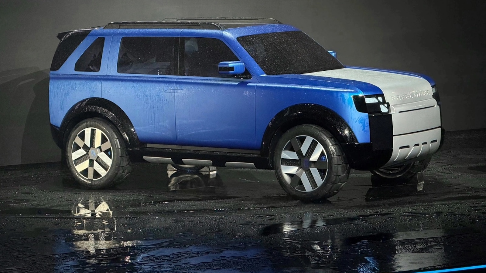 Η παρουσίαση του πρωτοτύπου Freelander Concept 97 στην Κίνα σηματοδοτεί την έναρξη μιας νέας εποχής, όπου η βρετανική σχεδιαστική κληρονομιά συναντά την κινεζική εξέλιξη στα συστήματα νέας ενέργειας.