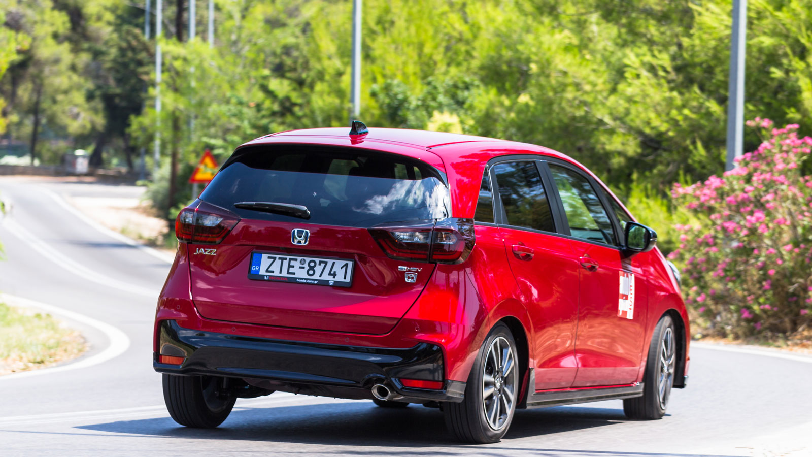 Οδηγικά το Honda Jazz e:HEV σε κερδίζει με την ευκολία στην οδήγηση και την ευχρηστία μέσα στα στενά της πόλης, τη στιγμή που στον ανοιχτό δρόμο είναι σταθερό και άνετο.