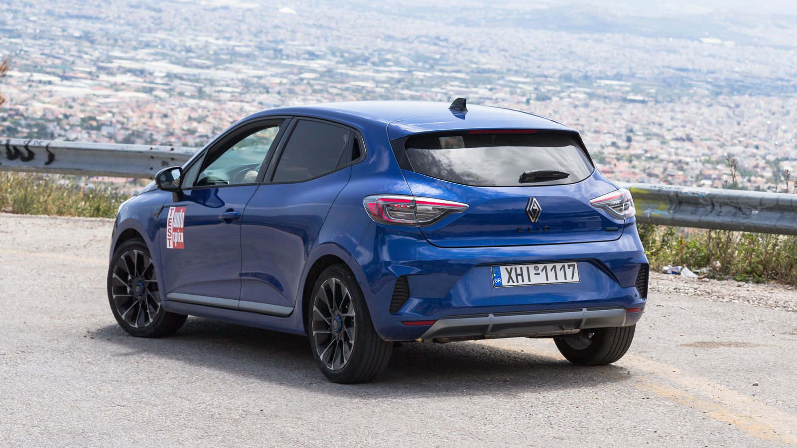 Το Renault Clio E-Tech προτάσσει το συνδυασμό άνεσης και ποιότητας κύλισης με ευχάριστα οδικά χαρακτηριστικά και ευκολία οδήγησης.