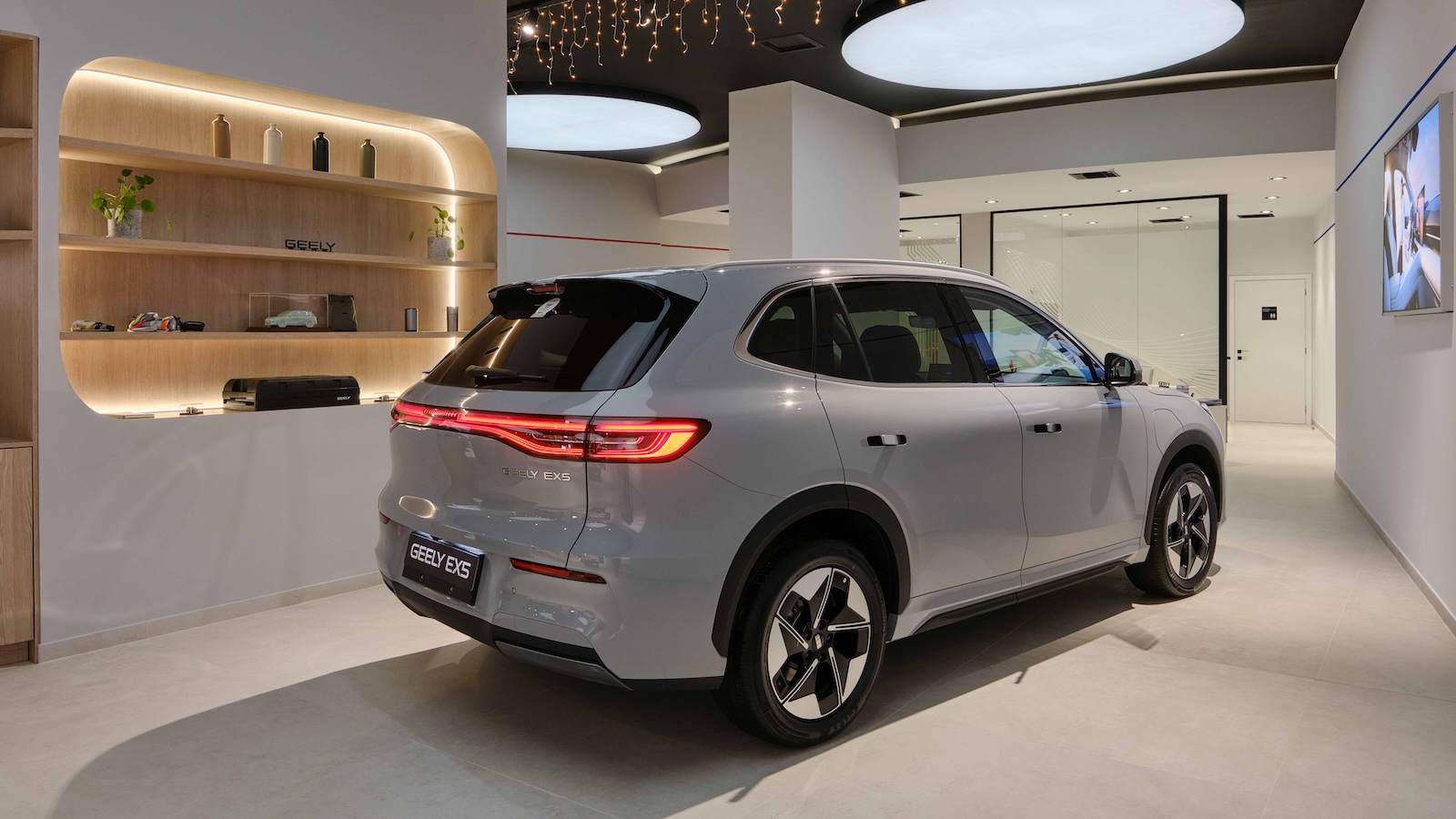 Κεντρικό ρόλο στο νέο κατάστημα έχει το Geely EX5, ένα ηλεκτρικό SUV που συνδυάζει μοντέρνο σχεδιασμό, κορυφαία τεχνολογία και υψηλή ενεργειακή απόδοση.