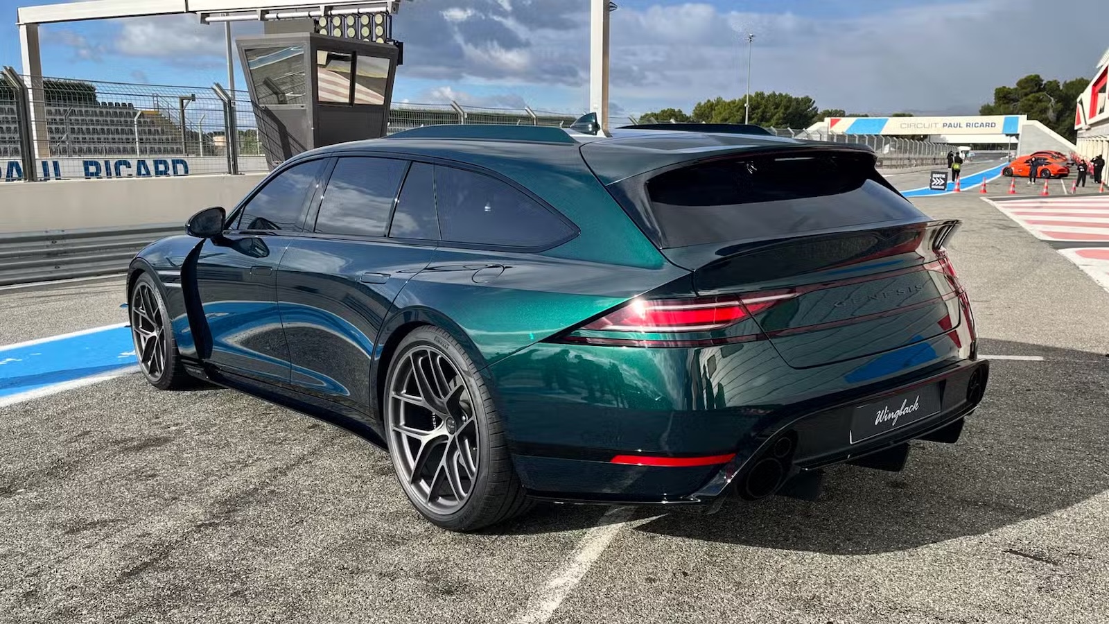 Το πρωτότυπο που παρουσιάστηκε είναι πλήρως λειτουργικό και μοιράζεται βασικά στοιχεία με το G90 sedan, όπως το μεταξόνιο και την ανάρτηση.