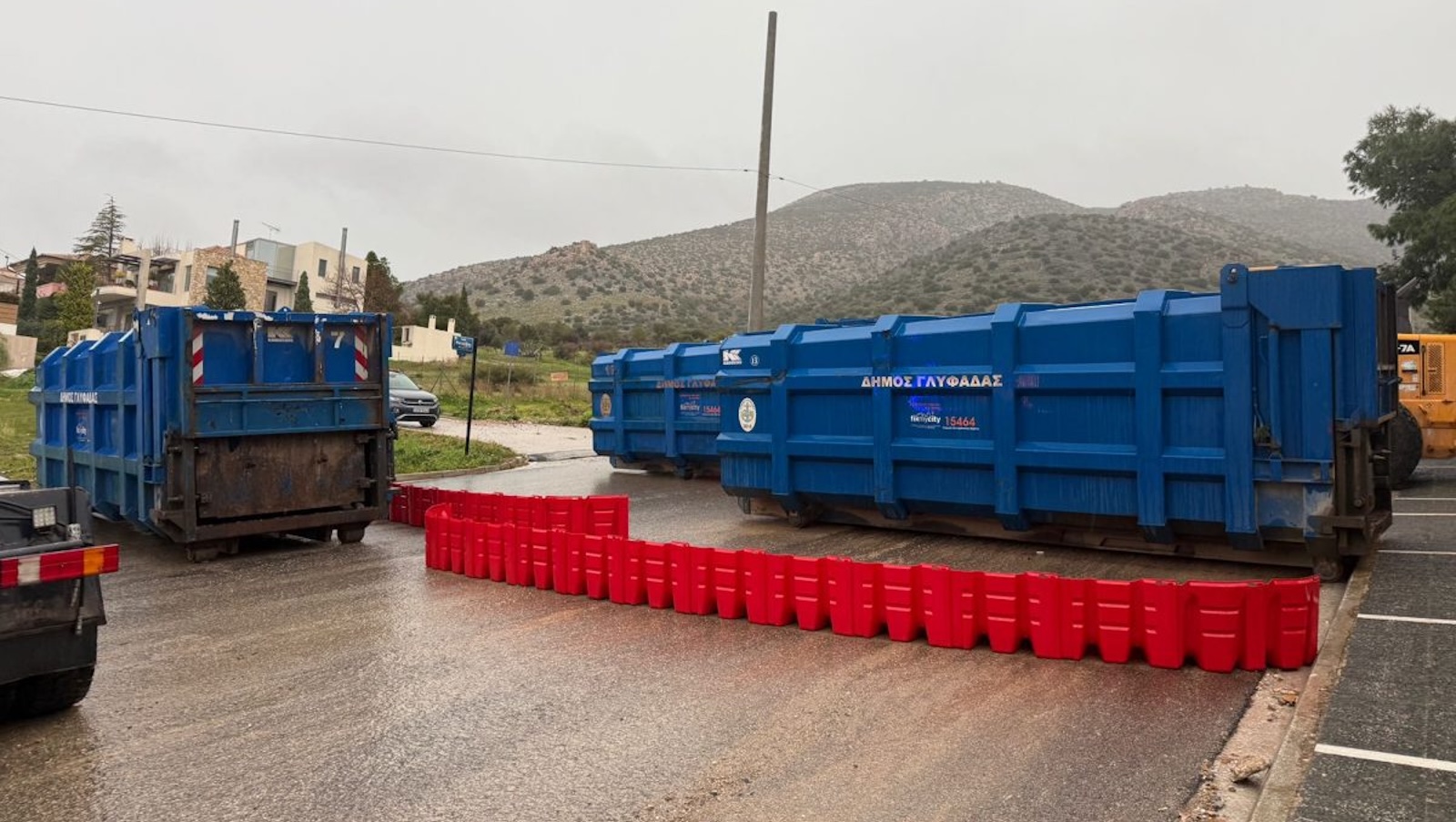 Σε μια προσπάθεια με «πατέντα», περιορισμού νέων επεισοδίων, ο Δήμος Γλυφάδας προχώρησε σε προληπτικά μέτρα στην οδό Μετσόβου, τοποθετώντας κοντέινερ κάθετα στο δρόμο.