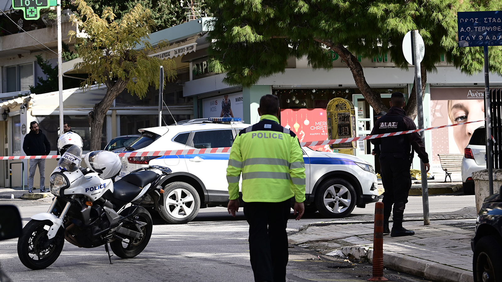 Χειροπέδες σε 42χρονο, μέλος σπείρας που ξάφριζε ΙΧ στη Γλυφάδα Χειροπέδες σε 42χρονο, μέλος σπείρας που ξάφριζε ΙΧ στη Γλυφάδα