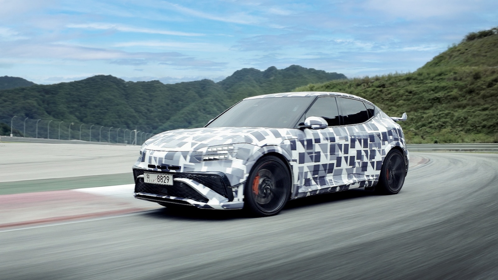 Genesis GV60 Magma: Το πρώτο «καυτό» SUV επιδόσεων των Κορεατών σε δοκιμές στο δρόμο 