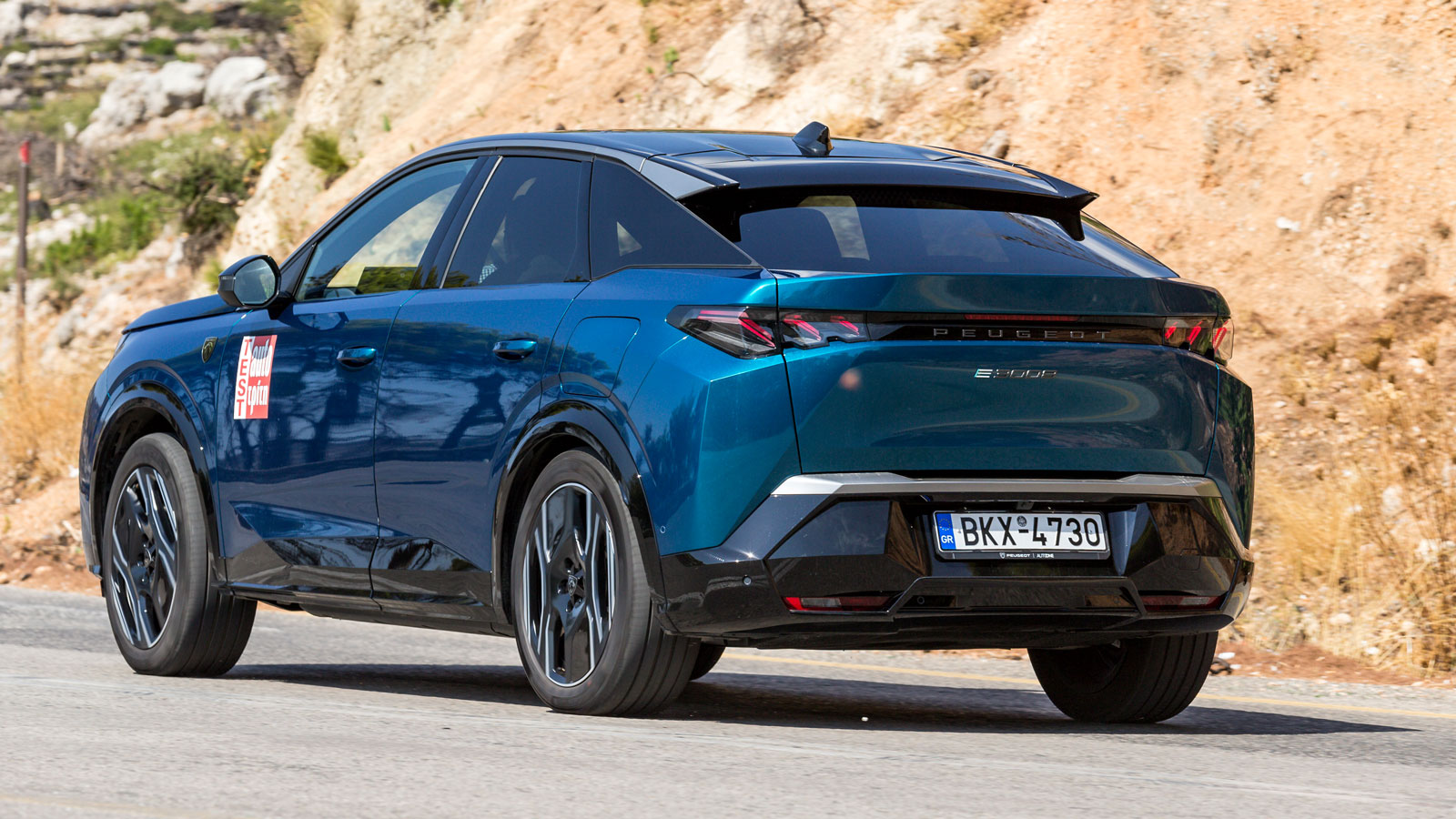 Στο Peugeot e-3008 υπάρχει το σύστημα Advanced Traction Control που βελτιστοποιεί το κράτημα σε ολισθηρές επιφάνειες, με 3 προεπιλεγμένες θέσεις για χιόνι, λάσπη και άμμο.