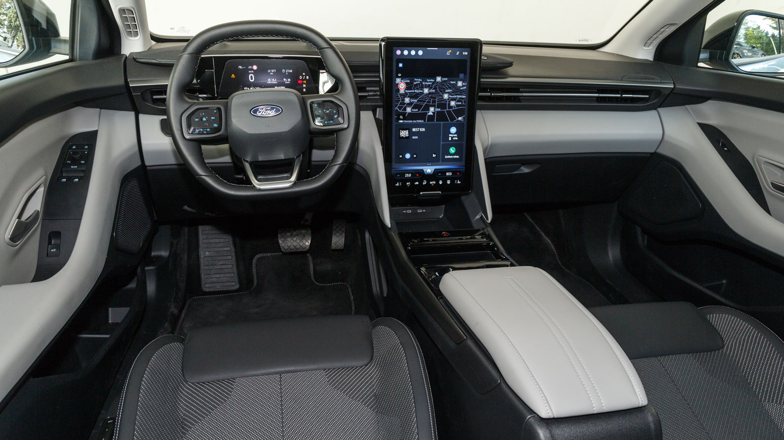 Σύγχρονο αισθητικά είναι το εσωτερικό του Ford Explorer, με τις πολλές λύσεις αποθήκευσης (Mega Console, My Private Locker) να του δίνουν και πολύ πρακτικό χαρακτήρα. Σύγχρονο αισθητικά είναι το εσωτερικό του Ford Explorer, με τις πολλές λύσεις αποθήκευσης (Mega Console, My Private Locker) να του δίνουν και πολύ πρακτικό χαρακτήρα.