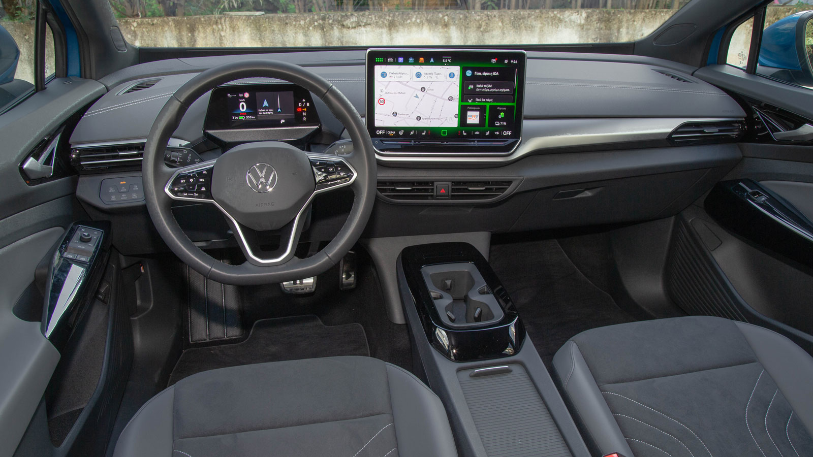 Η πρόσφατη ανανέωση του Volkswagen ID.4 Pro έφερε το νέο Digital Cockpit με κεντρική οθόνη 12,9 ιντσών και μετατόπισε το μοχλοδιακόπτη για την επιλογή κίνησης πλέον πίσω από το τιμόνι (ήταν δίπλα στον Η πρόσφατη ανανέωση του Volkswagen ID.4 Pro έφερε το νέο Digital Cockpit με κεντρική οθόνη 12,9 ιντσών και μετατόπισε το μοχλοδιακόπτη για την επιλογή κίνησης πλέον πίσω από το τιμόνι (ήταν δίπλα στον