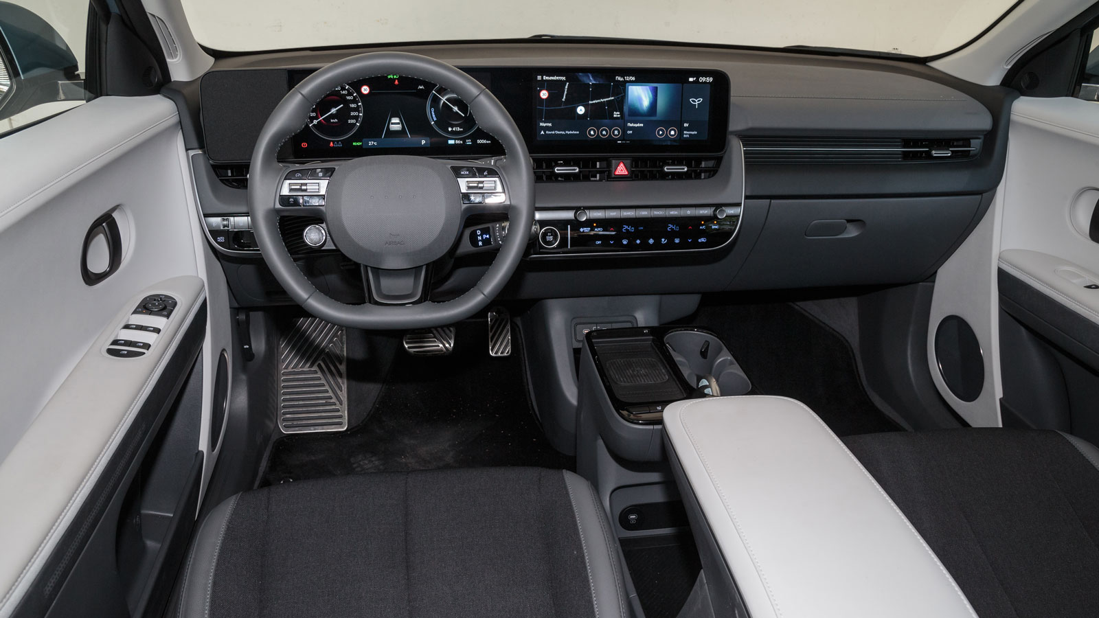 Ο στάνταρ εξοπλισμός του Hyundai Ioniq 5 φέρει δύο οθόνες 12,3 ιντσών, τοποθετημένες σε ενιαία διάταξη, με εκείνη του infotainment να υποστηρίζει ασύρματη συνδεσιμότητα Android Auto και Apple CarPlay.