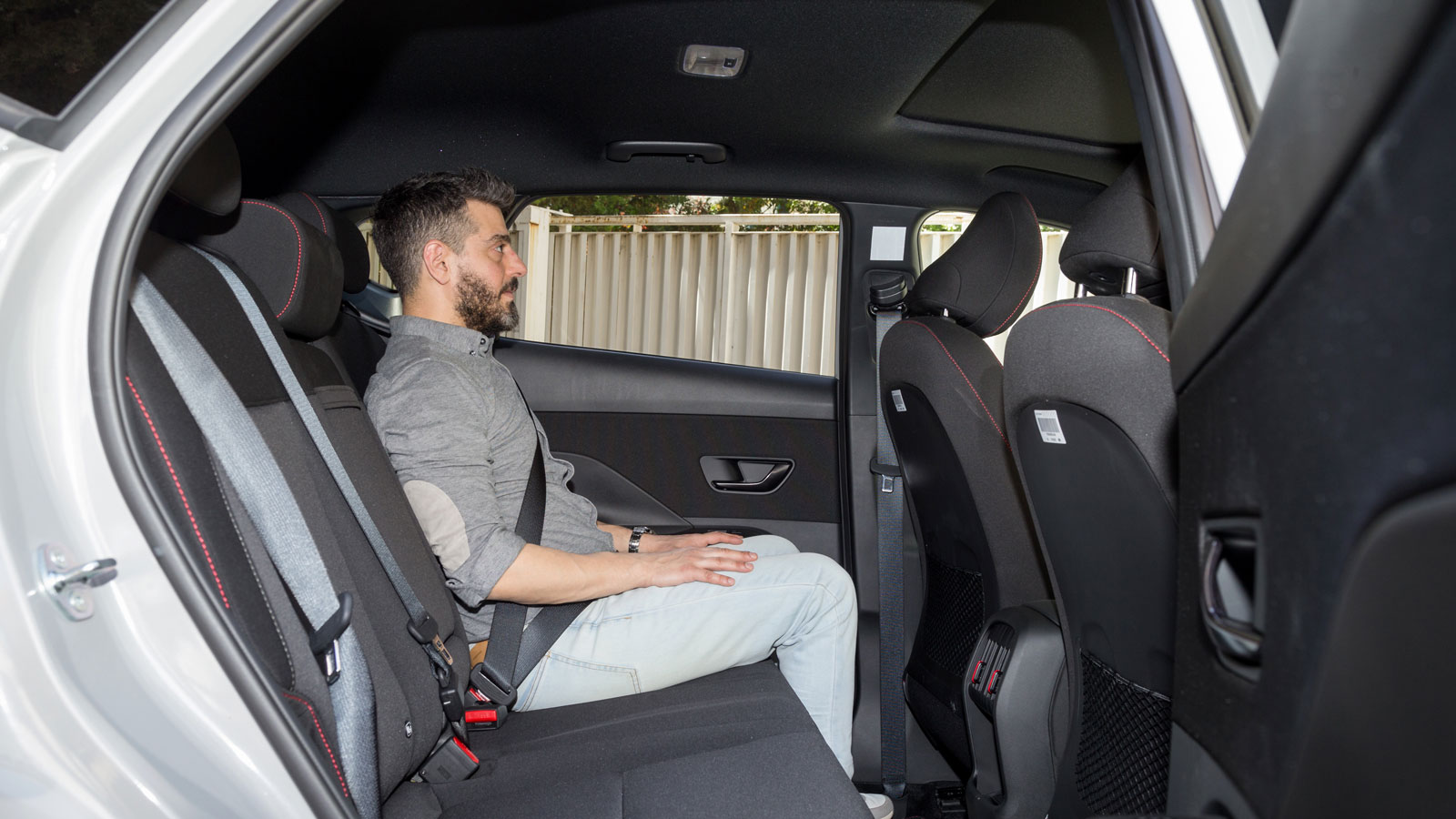 Οικογενειακό χαρακτήρα προβάλλει το Hyundai Kona ως προς την ευρυχωρία των επιβατών του, με κορυφαίο όλων τον «αέρα» για το κεφάλι (7,5 εκ.) που θα βολέψει οριακά ακόμη άτομα μέχρι και 1,9 μέτρα.