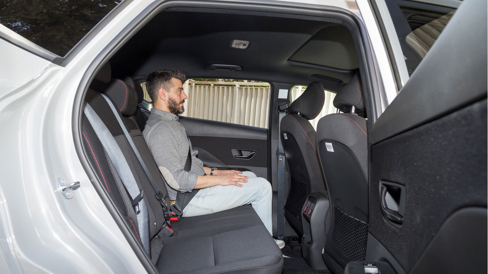 Παρά τις compact διαστάσεις του το Hyundai Kona έχει πάρα πολύ χώρο για τα πόδια των πίσω επιβατών (18,5 εκ.). Παρά τις compact διαστάσεις του το Hyundai Kona έχει πάρα πολύ χώρο για τα πόδια των πίσω επιβατών (18,5 εκ.).