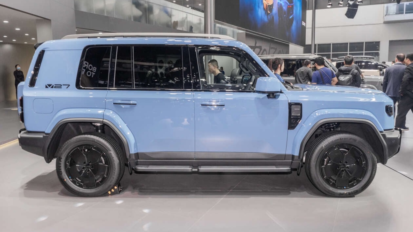 Το iCaur V27 συστήνεται ως το πρώτο Range-Extended Electric Vehicle (REEV) της μάρκας, χρησιμοποιώντας έναν turbo βενζινοκινητήρα 1.5 λίτρων κύκλου Atkinson που λειτουργεί ως γεννήτρια. 