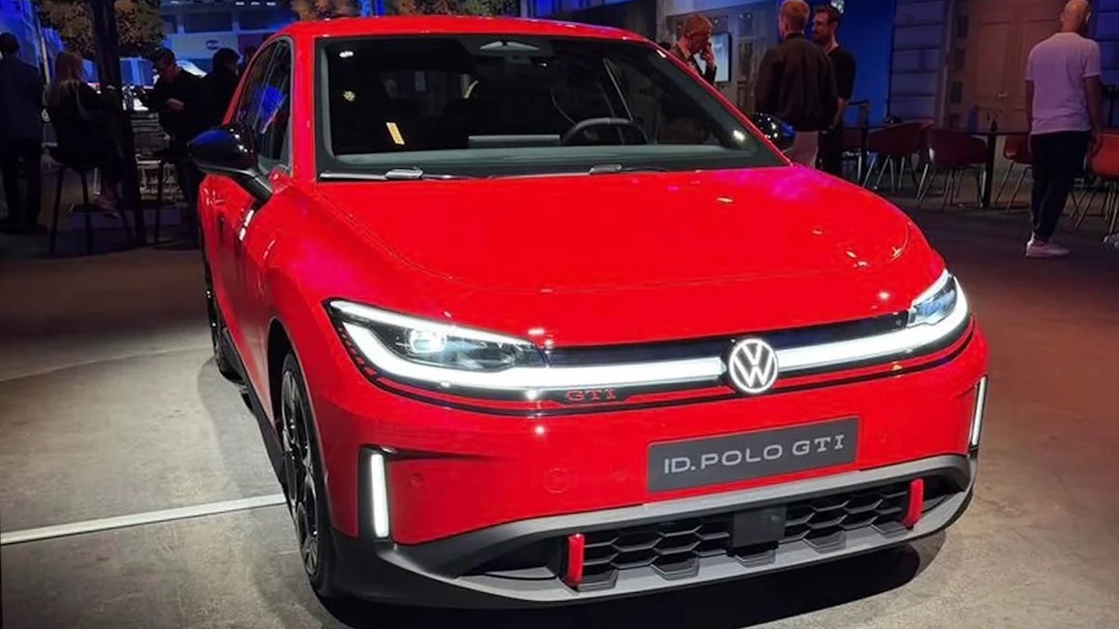 Το ID. Polo GTI ενσωματώνει όλα τα κλασικά χαρακτηριστικά που περιμένει κανείς από την ονομασία του. Διαθέτει την παραδοσιακή κόκκινη ρίγα στα φώτα και τη μάσκα, το λογότυπο GTI, εξαγωνικό πλέγμα στον προφυλακτήρα και μαύρους καθρέπτες. Το ID. Polo GTI ενσωματώνει όλα τα κλασικά χαρακτηριστικά που περιμένει κανείς από την ονομασία του. Διαθέτει την παραδοσιακή κόκκινη ρίγα στα φώτα και τη μάσκα, το λογότυπο GTI, εξαγωνικό πλέγμα στον προφυλακτήρα και μαύρους καθρέπτες.