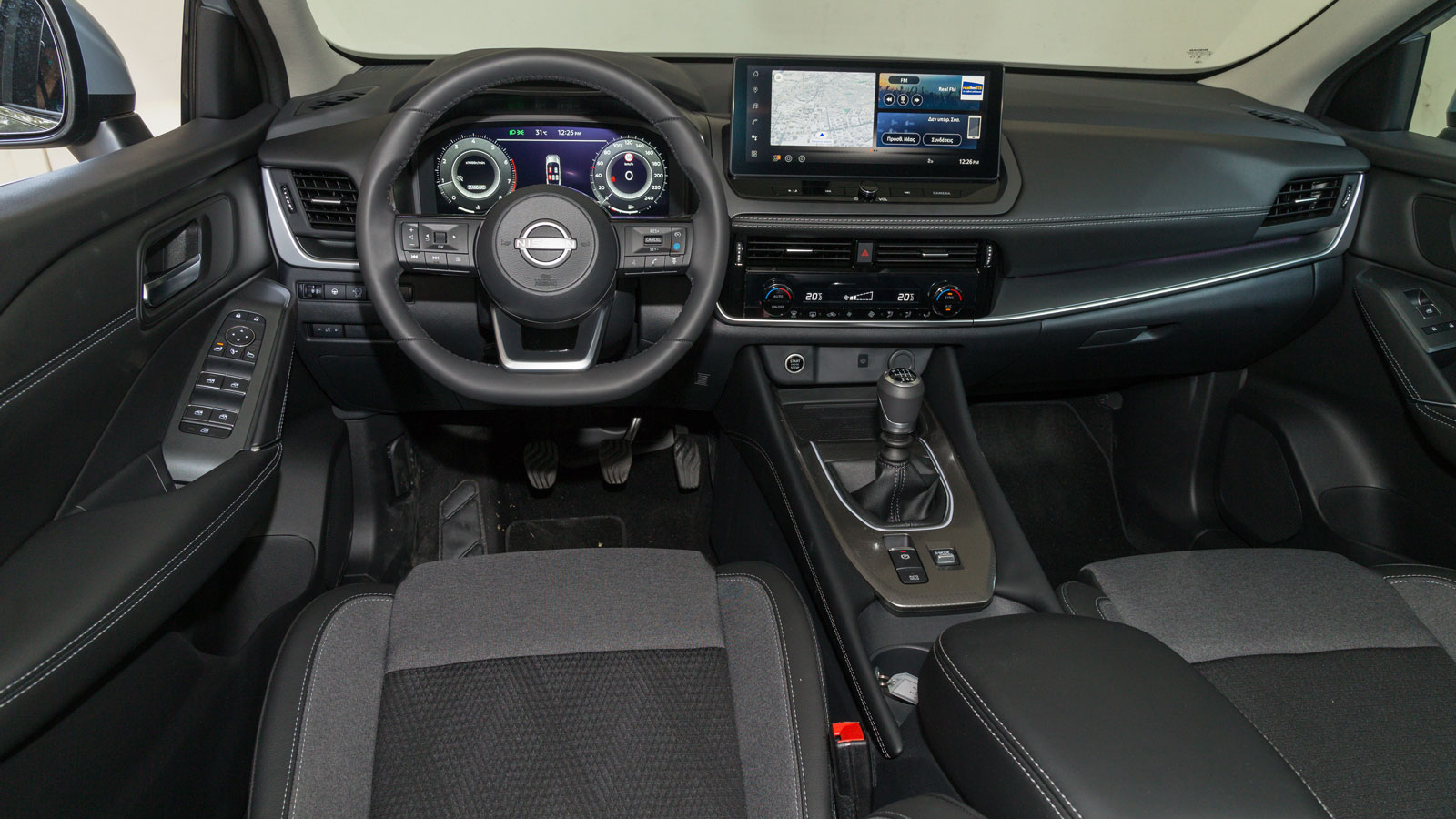 Το ούτως ή άλλως ποιοτικό εσωτερικό του Nissan Qashqai αναβαθμίστηκε τεχνολογικά με την στάνταρ οθόνη των 12,3 ιντσών, με τον ψηφιακό πίνακα TFT ίδιας επιφάνειας να προστίθεται στην 2η εξοπλιστική έκδ