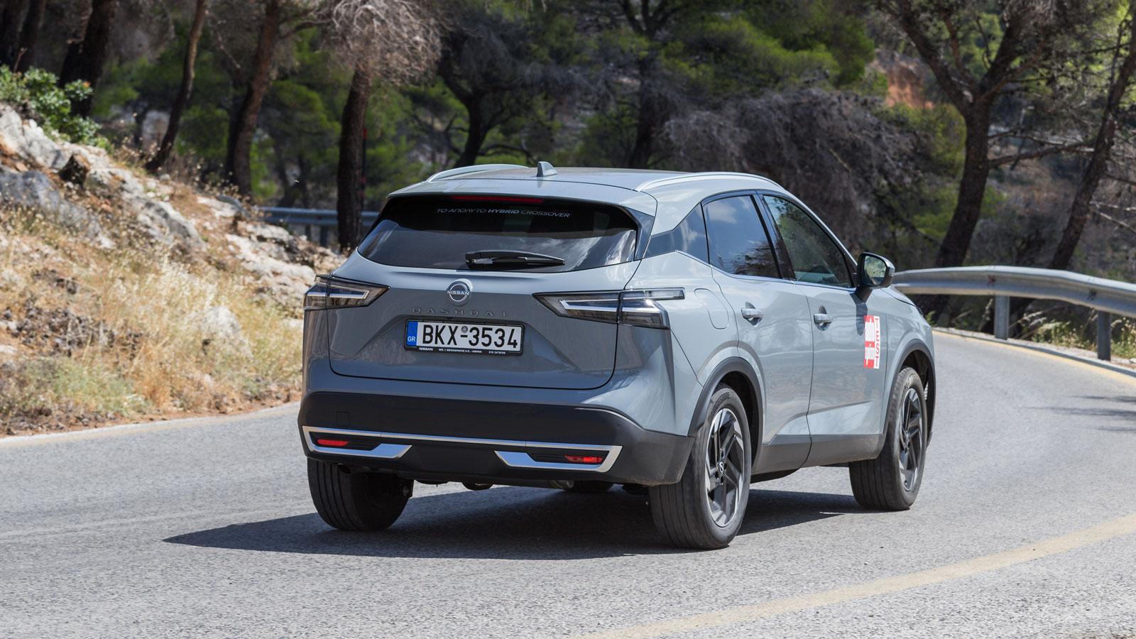 Γενικότερα το Nissan Qashqai είναι αρκετά ευχάριστο οδηγικά, χωρίς έντονες κλίσεις στις στροφές και αποτελεσματικό σε πιο πιεστικές καταστάσεις.