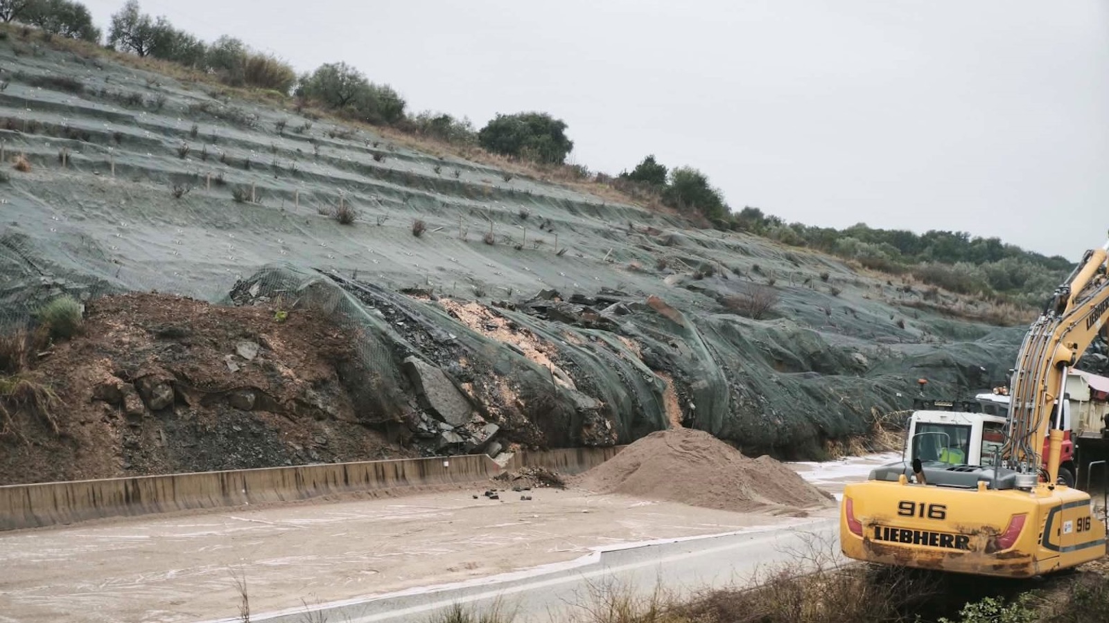 Ιόνια Οδός παραμένει κλειστή- Συνεχίζονται οι κατολισθήσεις 