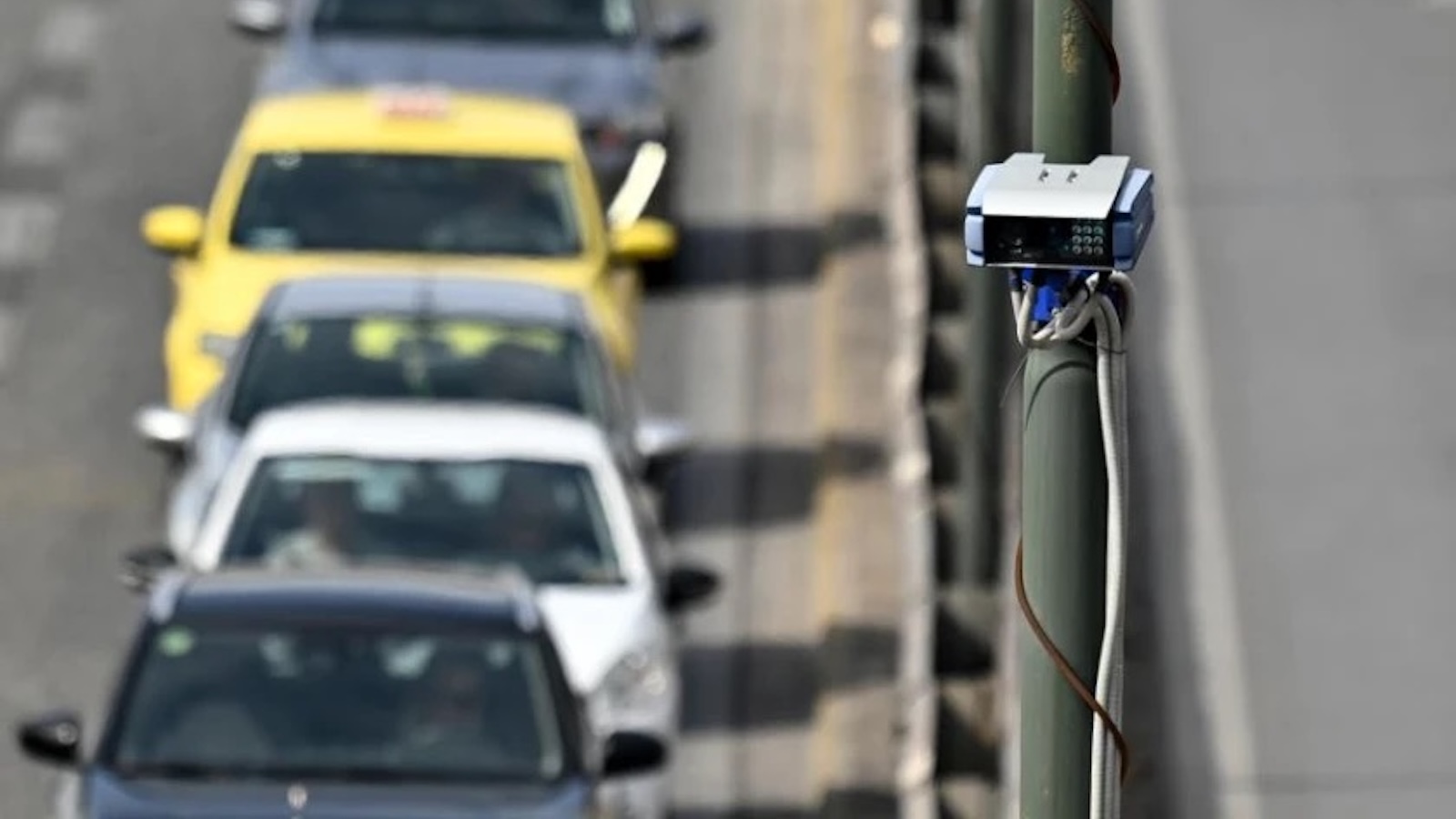 Η καθημερινή επιβίωση στους δρόμους της Αθήνας ήταν είναι και θα είναι πάντα μια εξίσωση για δυνατούς λύτες. Τους τελευταίους μήνες, όμως, η εξίσωση αυτή απέκτησε έναν νέο, άγνωστο χ μέχρι τώρα παράγο