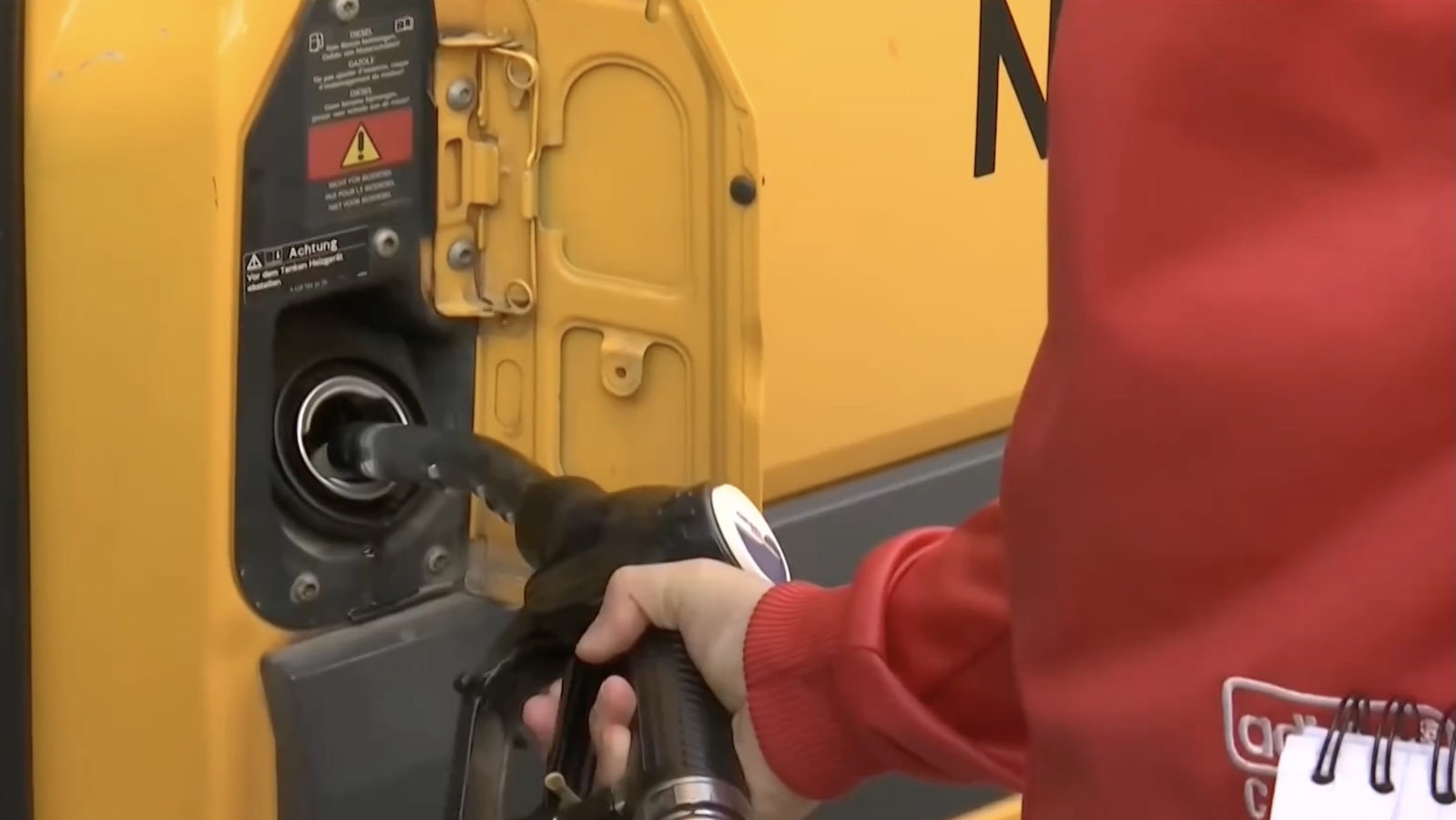 Στην Ελλάδα, η μέση τιμή της αμόλυβδης βενζίνης έχει σταθεροποιηθεί στα 2,08 ευρώ ανά λίτρο, ενώ σε νησιωτικές περιοχές όπως οι Κυκλάδες, η τιμή έχει ήδη εκτοξευθεί πάνω από τα 2,20 ευρώ.