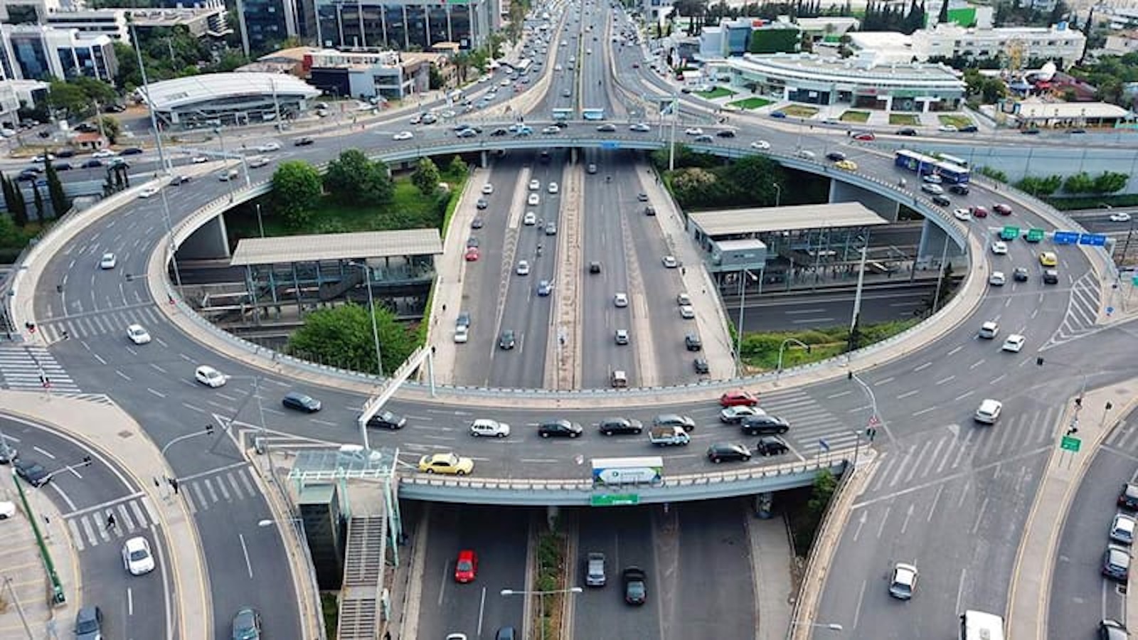 Ξεκίνησαν τα πρόστιμα από τις «έξυπνες» κάμερες ΑΙ –2 supercar με πάνω από 200 χλμ./ώρα στην Αττική Οδό 