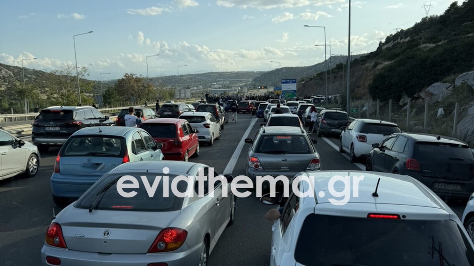 Χαλκίδα: Έκλεισαν την Εθνική Οδό για κόντρες –Ανύπαρκτη η Τροχαία, αγανακτισμένοι οι οδηγοί 