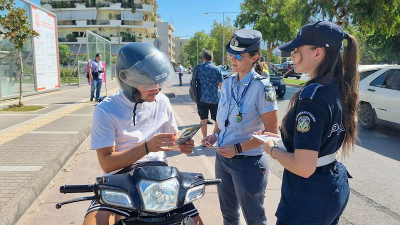 Νέος ΚΟΚ: Πάνω από 656.000 ευρώ τα πρόστιμα για κράνος σε 1 εβδομάδα Νέος ΚΟΚ: Πάνω από 656.000 ευρώ τα πρόστιμα για κράνος σε 1 εβδομάδα