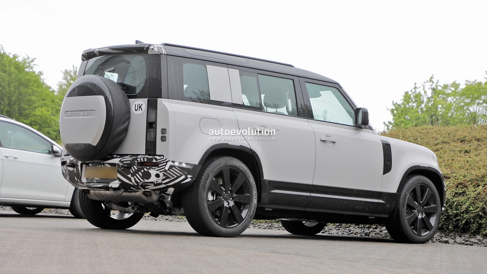 Αν και η Land Rover δεν έχει ανακοινώσει επίσημη ημερομηνία, το λανσάρισμα του ανανεωμένου Defender αναμένεται προς τα τέλη του 2026 ή τις αρχές του 2027. Αν και η Land Rover δεν έχει ανακοινώσει επίσημη ημερομηνία, το λανσάρισμα του ανανεωμένου Defender αναμένεται προς τα τέλη του 2026 ή τις αρχές του 2027.