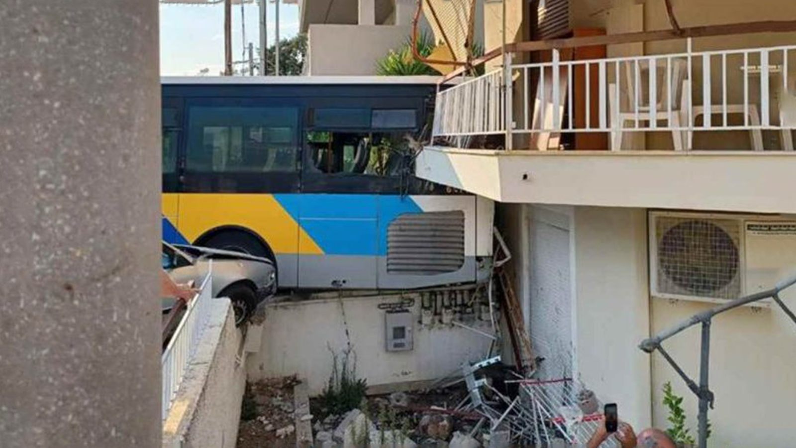 Απίστευτο: Λεωφορείο έφυγε στην κατηφόρα και έπεσε σε μπαλκόνι