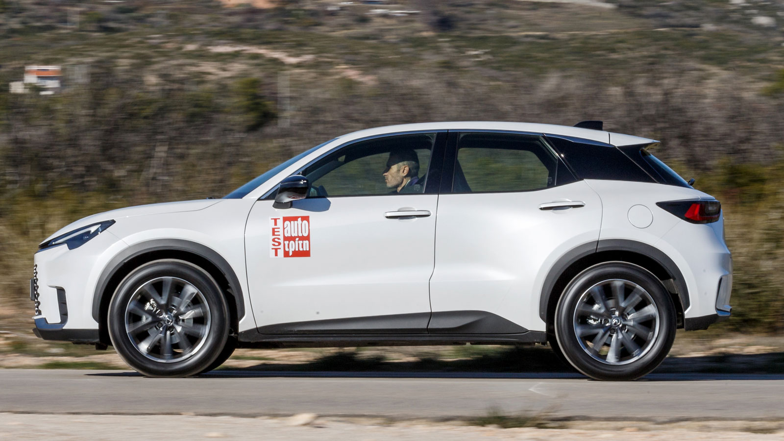 Ο ισχυρός ηλεκτροκινητήρας του υβριδικού συνόλου (94 PS) κινεί για μεγάλη διάρκεια το αμάξωμα του Lexus LBX, κρατώντας την κατανάλωση ακόμη και κάτω από τα 5 λτ./100 χλμ., σε αστικές συνθήκες.