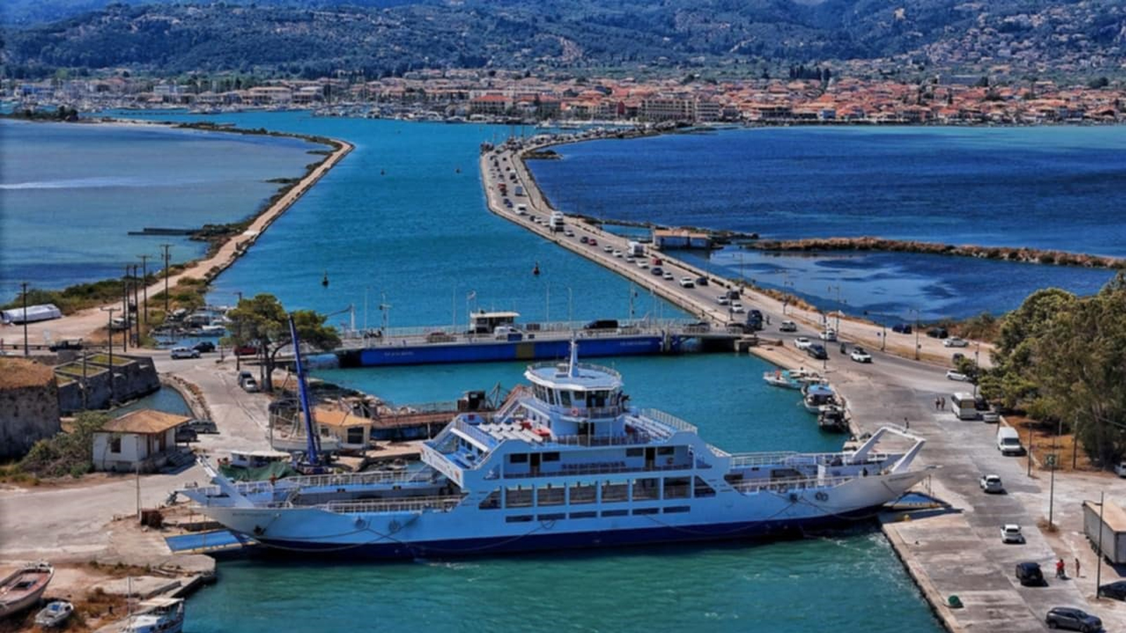 Μοναδική ελληνική εφευρετικότητα: Φέρι μποτ αντί… γέφυρας! 