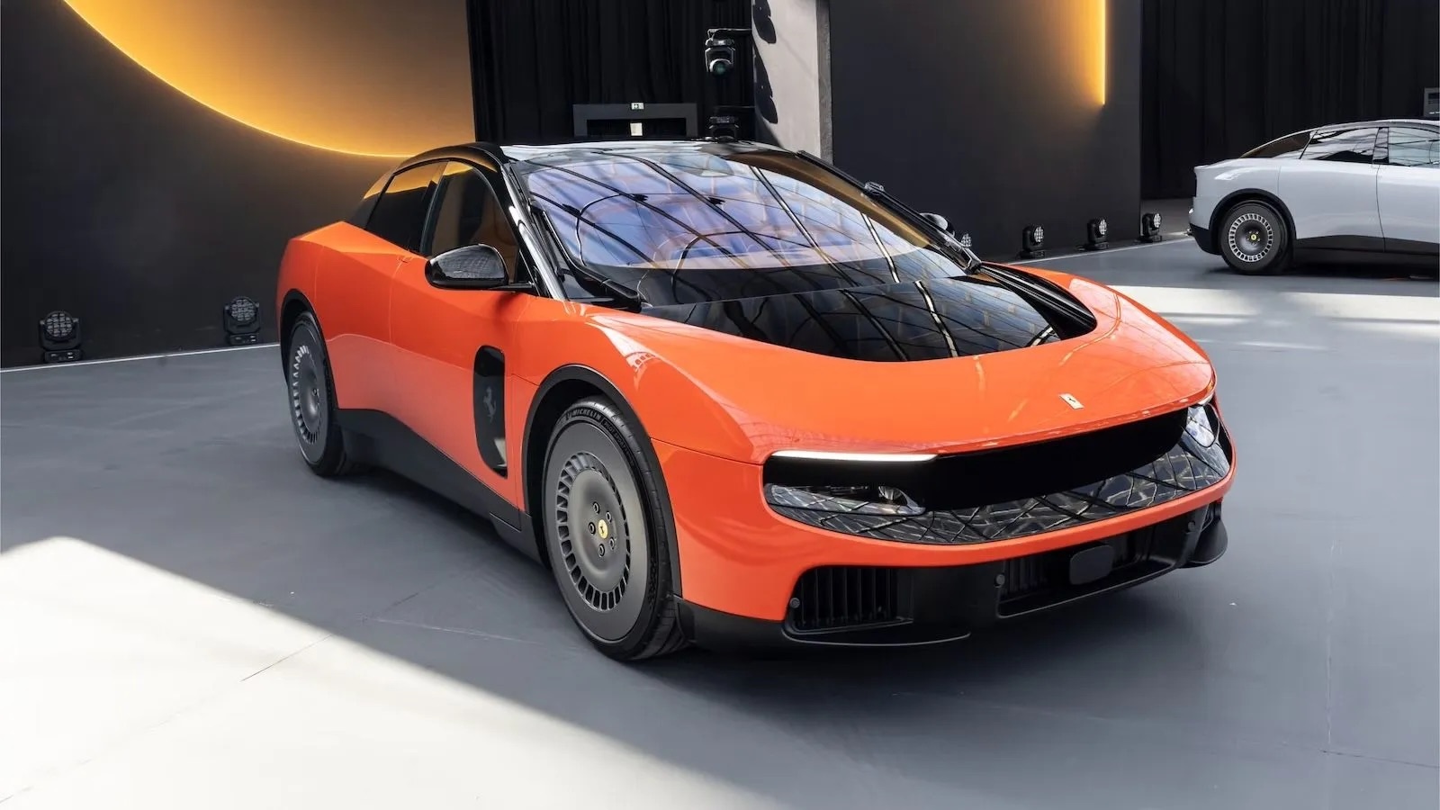 Η νέα ηλεκτρική Ferrari Luce σχεδιασμένη από την LoveFrom. Η νέα ηλεκτρική Ferrari Luce σχεδιασμένη από την LoveFrom.