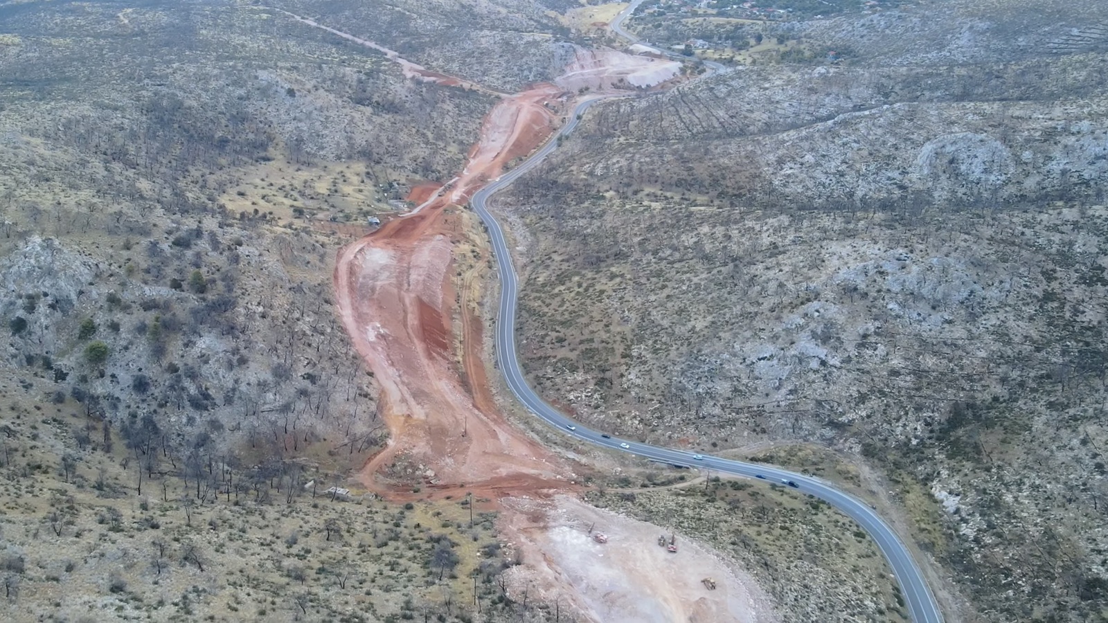 Ο σχεδιασμός της νέας χάραξης στοχεύει πρωτίστως στην απομάκρρυνση του δρόμου από τα πλυμμηρικά φαινόμενα του ρέματος Σούρες—ενός από τα βασικά «ευάλωτα» σημεία που συνέβαλαν στα τραγικά γεγονότα του 2017.