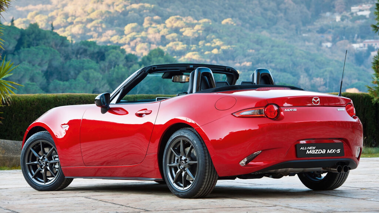 Η νέα πατέντα της Mazda για ένα εξαιρετικά συμπαγές υβριδικό σύστημα δείχνει πώς το επόμενο MX-5 μπορεί να παραμείνει ελαφρύ και οδηγικοκεντρικό. Η νέα πατέντα της Mazda για ένα εξαιρετικά συμπαγές υβριδικό σύστημα δείχνει πώς το επόμενο MX-5 μπορεί να παραμείνει ελαφρύ και οδηγικοκεντρικό.