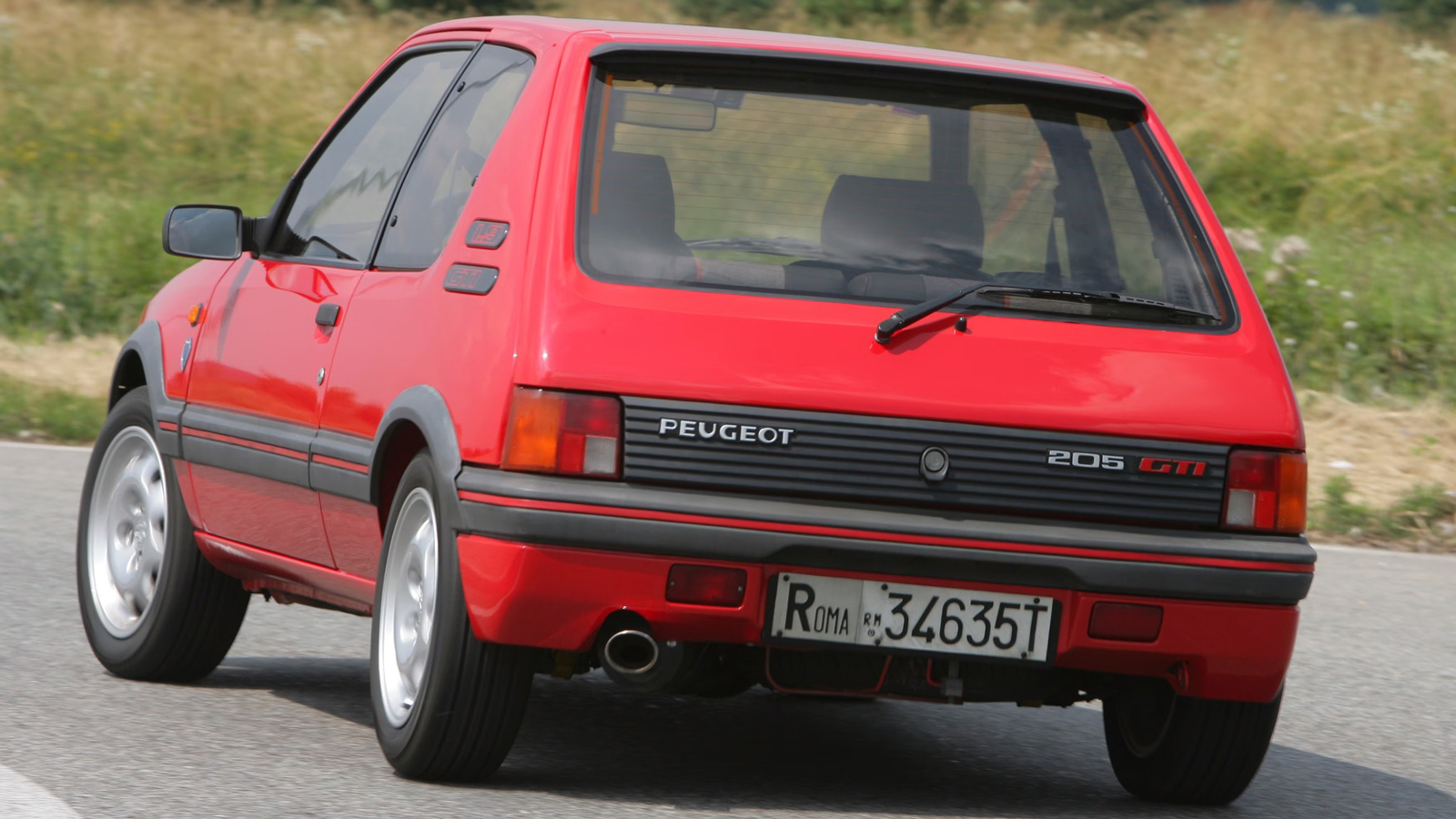 To 205 GTi φορούσε αρχικά 1.600άρη κινητήρα ενώ στην συνέχεια «ανέβηκε» στα 1.900 κυβικά με 130 ίππους.