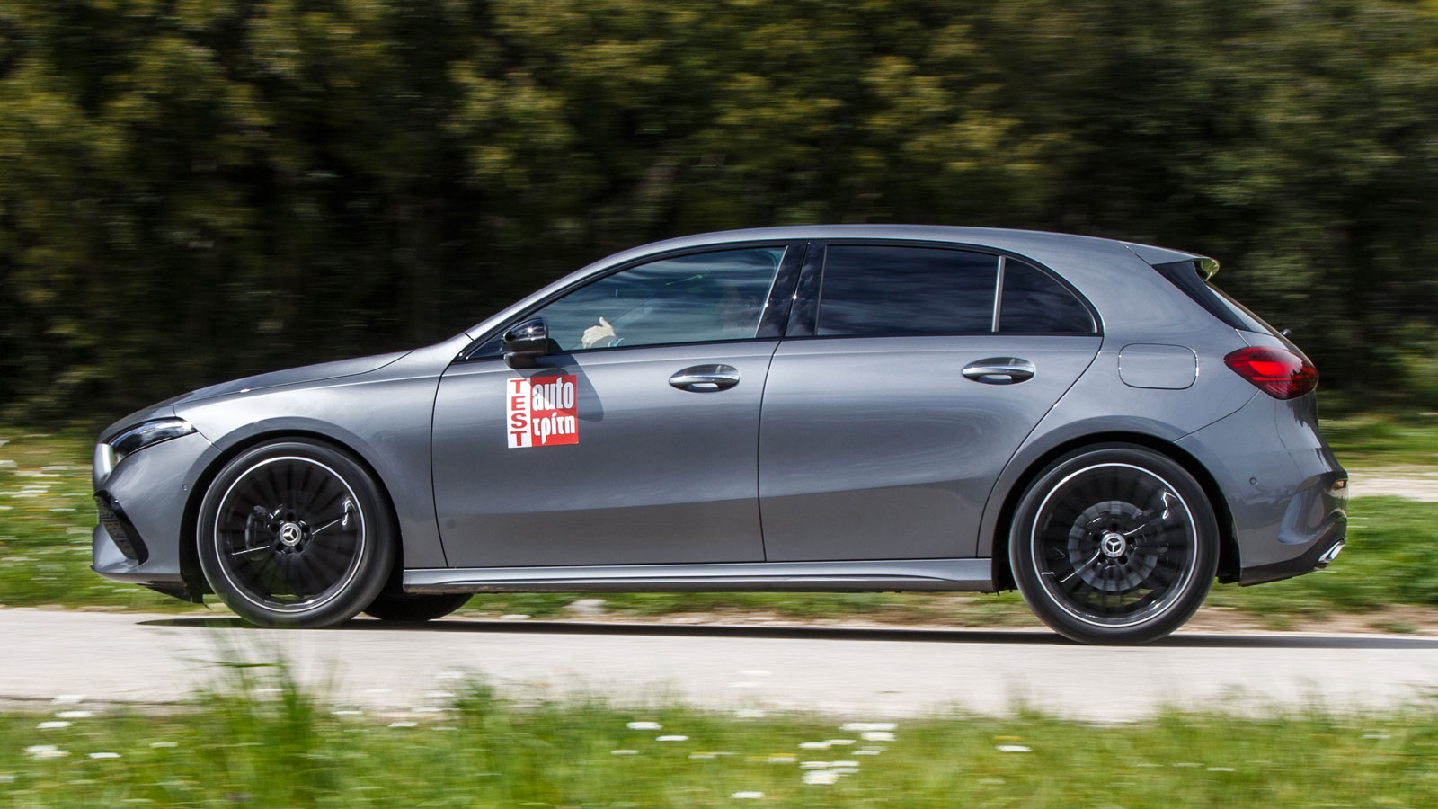 Ανεξαρτήτως κινητήρα η Mercedes A-Class ξεχωρίζει για το αρχοντικό οδηγικό της πάτημα και την αξιοζήλευτη ποιότητα κύλισης. Ανεξαρτήτως κινητήρα η Mercedes A-Class ξεχωρίζει για το αρχοντικό οδηγικό της πάτημα και την αξιοζήλευτη ποιότητα κύλισης.