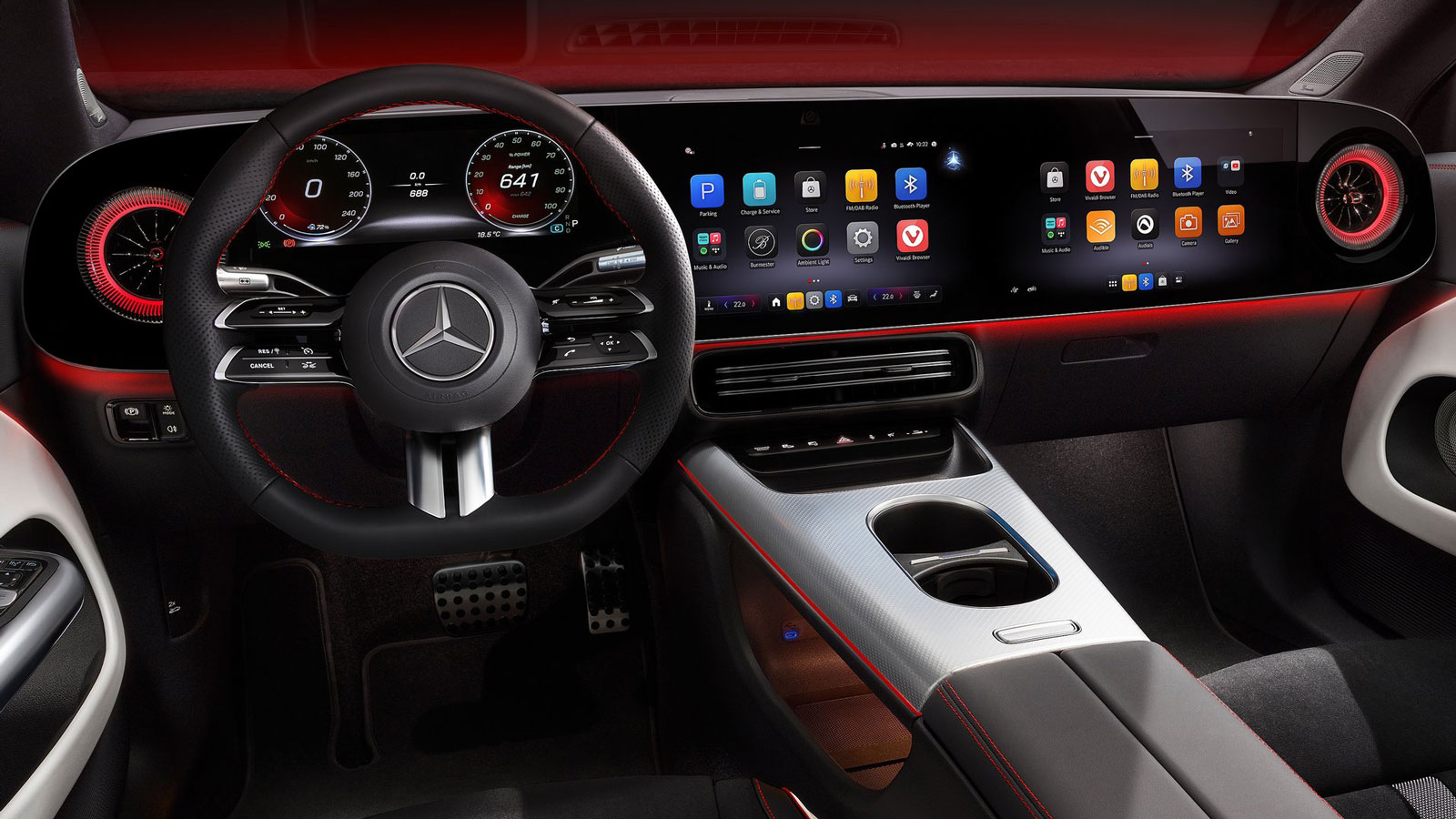 Στο πολυτελές εσωτερικό της Mercedes CLA δεσπόζει το Superscreen MBUX, που αποτελείται από έναν ψηφιακό πίνακα οργάνων 10,25 ιντσών πίσω από το νέο πολυλειτουργικό τιμόνι, μία οθόνη αφής 14 ιντσών για το σύστημα ενημέρωσης και ψυχαγωγίας 4ης γενιάς και μια ακόμη οθόνη 14 ιντσών στον συνοδηγό.