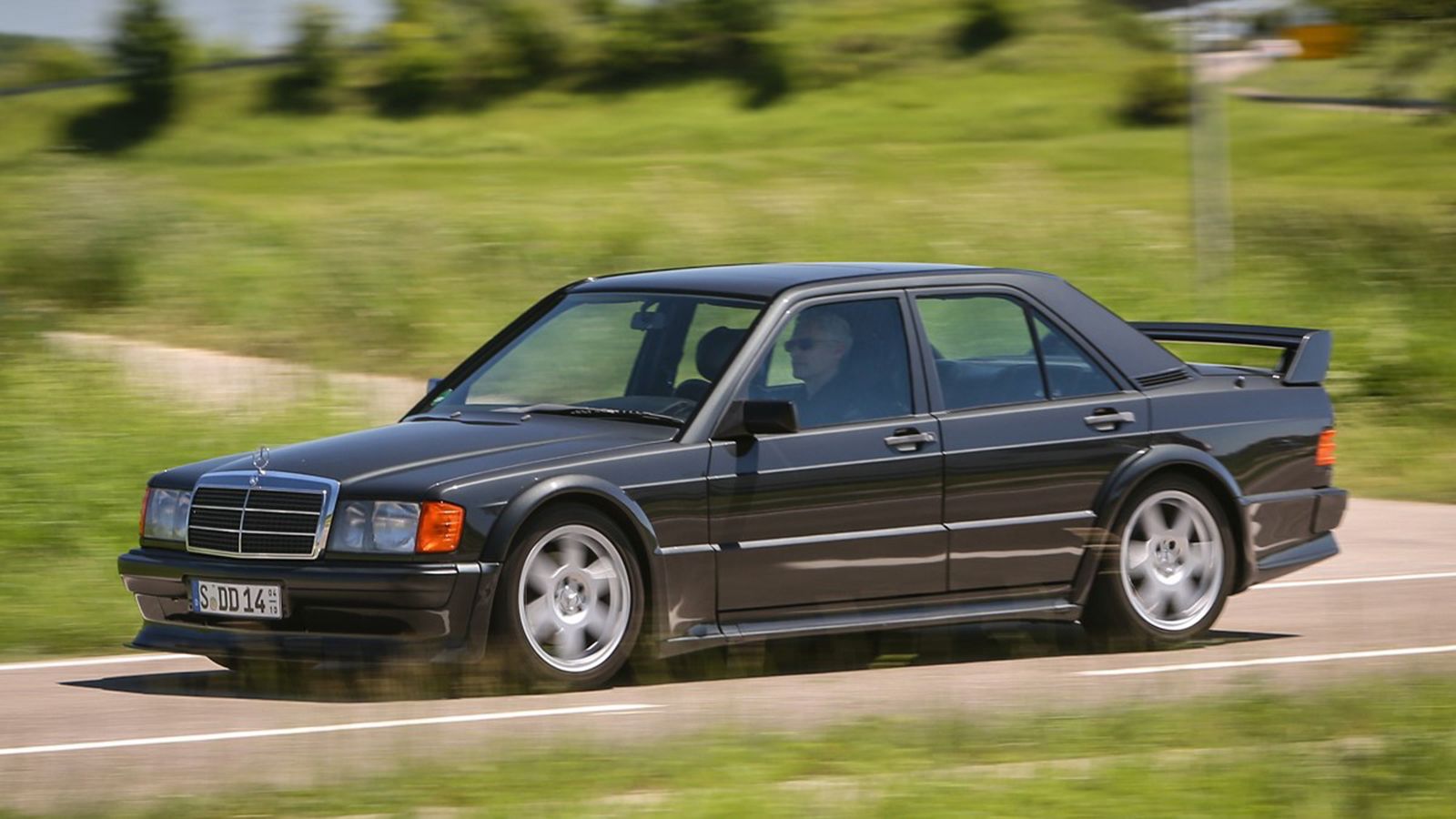 Τον Μάρτιο του 1989, η Mercedes-Benz παρουσίασε την 190E 2.5-16 Evolution I, η οποία εντυπωσίασε τους πάντες με την εμφάνισή της.