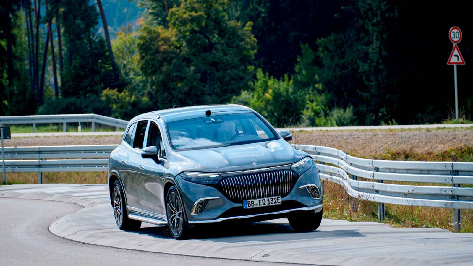 Το κέντρο δοκιμών για τα συστήματα ασφάλειας, λογισμικού, ενεργειακής απόδοσης και υποβοήθησης οδήγησης έχει σχεδιαστεί ώστε να αναπαριστά όσο πιο ρεαλιστικά γίνεται τους πραγματικούς δρόμους, με άσφαλτο όπως ενός παλαιού δρόμου, λακκούβες, σαμαράκια και λιθόστρωτα κομμάτια, 