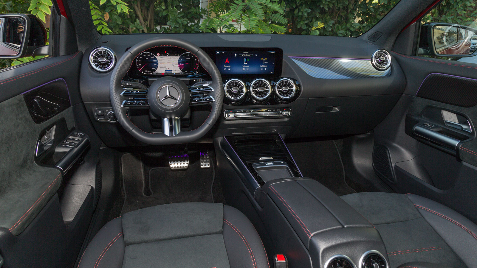 Η ενσωμάτωση smartphone συνδέει το κινητό τηλέφωνο με το σύστημα πολυμέσων MBUX, χωρίς καλώδια, μέσω Apple CarPlay ή Android Auto.