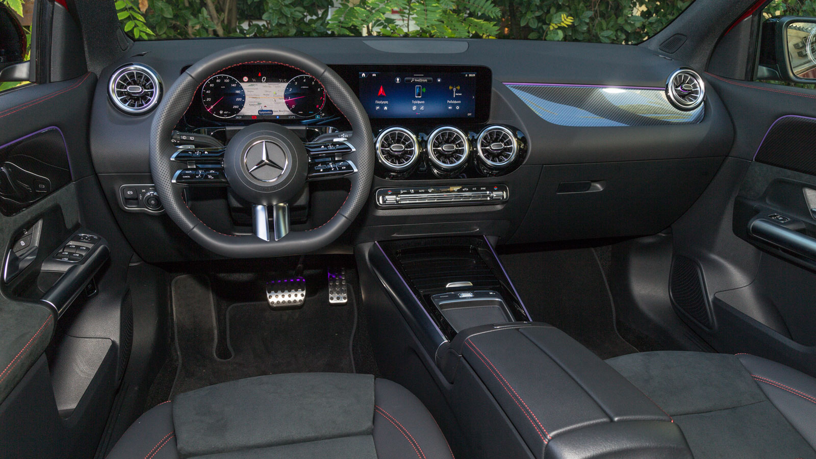 Στην πολυτελή καμπίνα της Mercedes GLA 200 ο Star Pattern διάκοσμος προσδίδει κομψότητα, ενώ η διπλή οθόνη του πίνακα οργάνων και του infotainment υποστηρίζει και φωνητικό έλεγχο για να ρυθμίζεις όπως εσύ θέλεις τις υπηρεσίες του ψυχαγωγίας και ενημέρωσης.