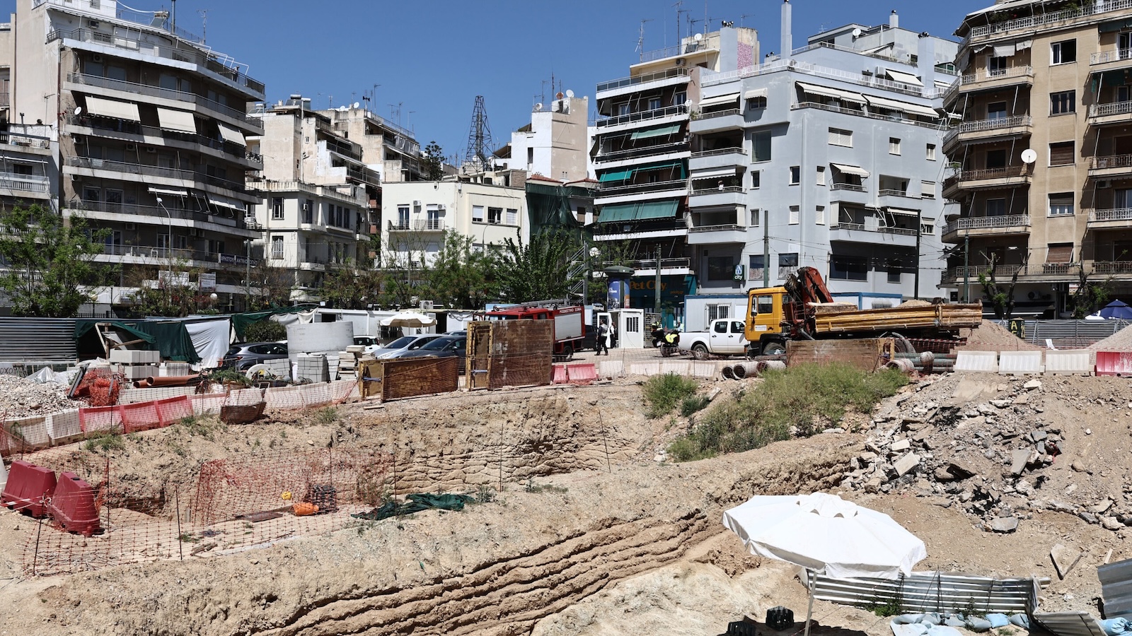 Στην πυκνοκατοικημένη Κυψέλη, οι εργασίες διανοίξεως από τον μετροπόντικα διακόπηκαν προσωρινά μετά την εμφάνιση καθιζήσεων και ρωγμών σε πολυκατοικίες της περιοχής. Στην πυκνοκατοικημένη Κυψέλη, οι εργασίες διανοίξεως από τον μετροπόντικα διακόπηκαν προσωρινά μετά την εμφάνιση καθιζήσεων και ρωγμών σε πολυκατοικίες της περιοχής.