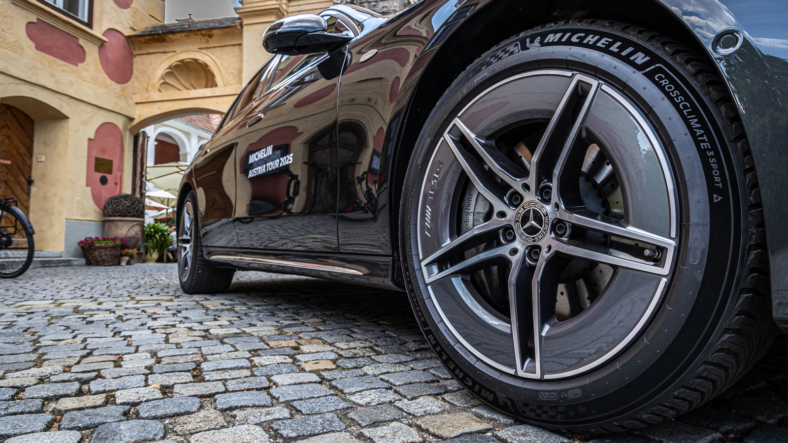 Το νέο Michelin CrossClimate 3 Sport στην Mercedes E 300 de, στο πλαίσιο της οδηγικής εμπειρίας του AutoΤρίτη με το 1ο all season ελαστικό που απευθύνεται σε αυτοκίνητα υψηλών επιδόσεων.