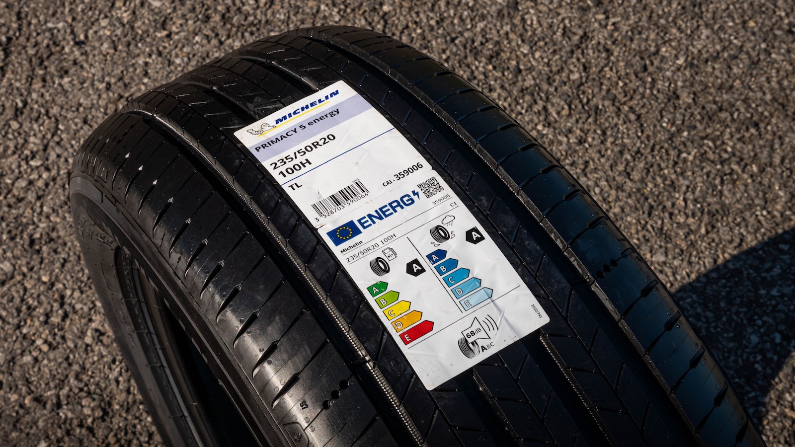 Η σειρά MICHELIN Primacy 5 energy κατέχει αξιολόγηση Triple A στην ευρωπαϊκή ετικέτα για την αποδοτικότητα, την πρόσφυση σε βρεγμένο οδόστρωμα και τα επίπεδα θορύβου.