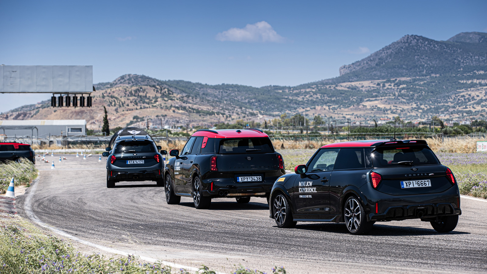 Στην πίστα λοιπόν με όλη τη γκάμα των MINI John Cooper Works, η οποία πλέον εκτός από τις βενζινοκίνητες έχει και νέες 100% ηλεκτρικές εκδόσεις. Στην πίστα λοιπόν με όλη τη γκάμα των MINI John Cooper Works, η οποία πλέον εκτός από τις βενζινοκίνητες έχει και νέες 100% ηλεκτρικές εκδόσεις.