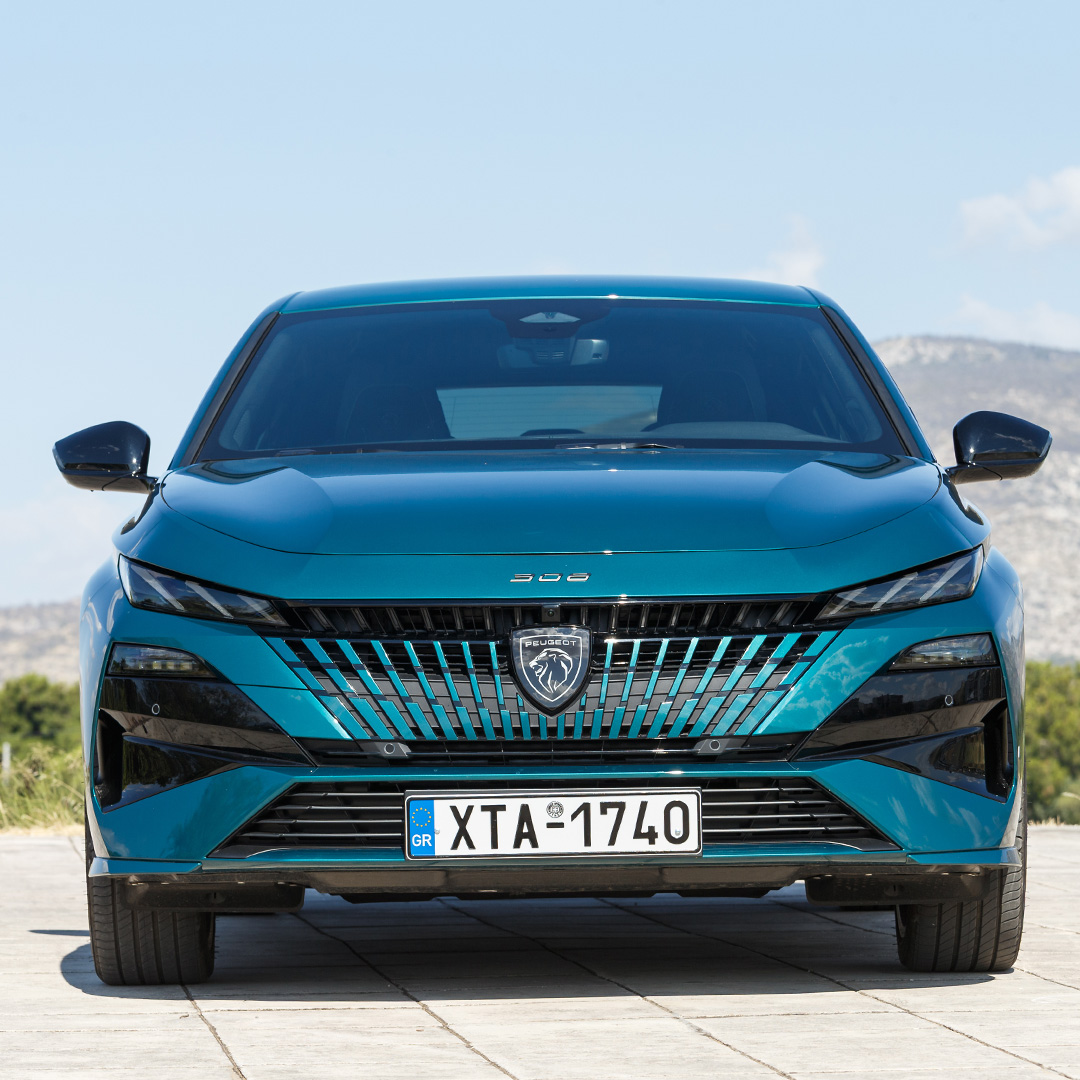 Το ανανεωμένο Peugeot e-308 αποκτά πιο στενά φωτιστικά σώματα και νέα μάσκα με φωτεινό λογότυπο. Η έκδοση GT προσθέτει έναν πιο σπορ χαρακτήρα στην αισθητική του e-308 καθώς και Matrix LED φώτα.