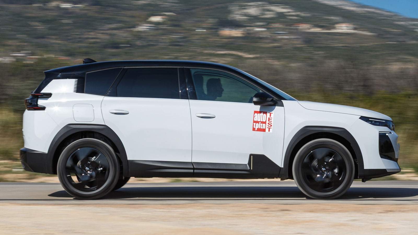 Στη βάση της κινητήριας γκάμας του νέου Citroen C5 Aircross παραμένει η ήπια υβριδική επιλογή των 145 ίππων με τη διευρυμένη -για mild hybrid- ηλεκτρική λειτουργία σε αστικές συνθήκες.