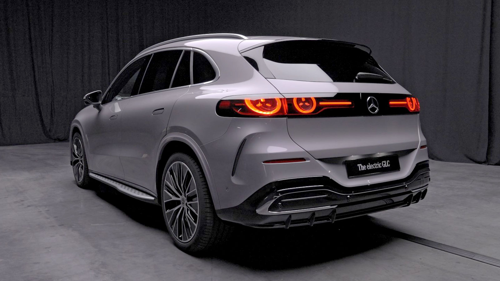 Στο πίσω μέρος της νέας Mercedes GLC electric ξεχωρίζει η ενίαια φάσα με τα δύο διπλά κυκλικά φώτα.