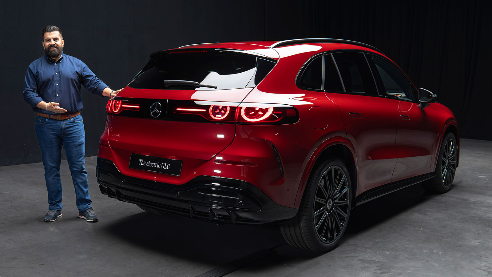 Στο πίσω μέρος της νέας Mercedes GLC electric ξεχωρίζει η ενίαια φάσα με τα δύο διπλά κυκλικά φώτα.