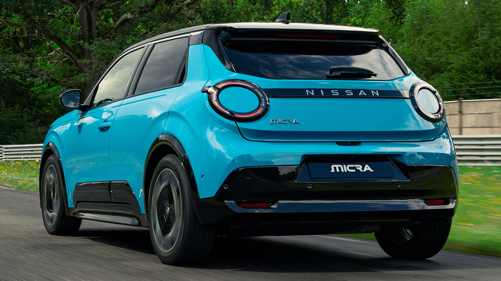 Το νέο Nissan Micra είναι όμορφο και αισθητικά με τα «puppy eyes» στρογγυλά φωτιστικά σώματα εμπρός και πίσω να αποτελούν τα κύρια χαρακτηριστικά της σχεδίασής του. Το νέο Nissan Micra είναι όμορφο και αισθητικά με τα «puppy eyes» στρογγυλά φωτιστικά σώματα εμπρός και πίσω να αποτελούν τα κύρια χαρακτηριστικά της σχεδίασής του.