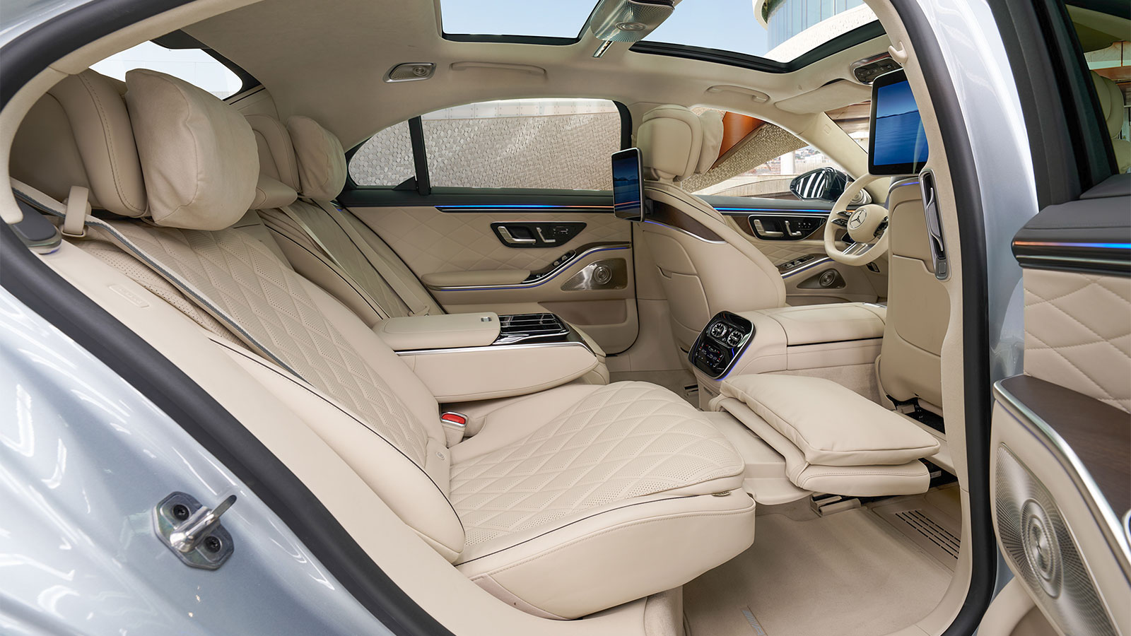 Το εσωτερικό της ανανεωμένης Mercedes S-Class χαρακτηρίζεται από την έκδηλη πολυτέλεια και την τελευταία λέξη της τεχνολογίας τόσο για τους πίσω επιβάτες, όσο και για οδηγό-συνοδηγό. Το εσωτερικό της ανανεωμένης Mercedes S-Class χαρακτηρίζεται από την έκδηλη πολυτέλεια και την τελευταία λέξη της τεχνολογίας τόσο για τους πίσω επιβάτες, όσο και για οδηγό-συνοδηγό.