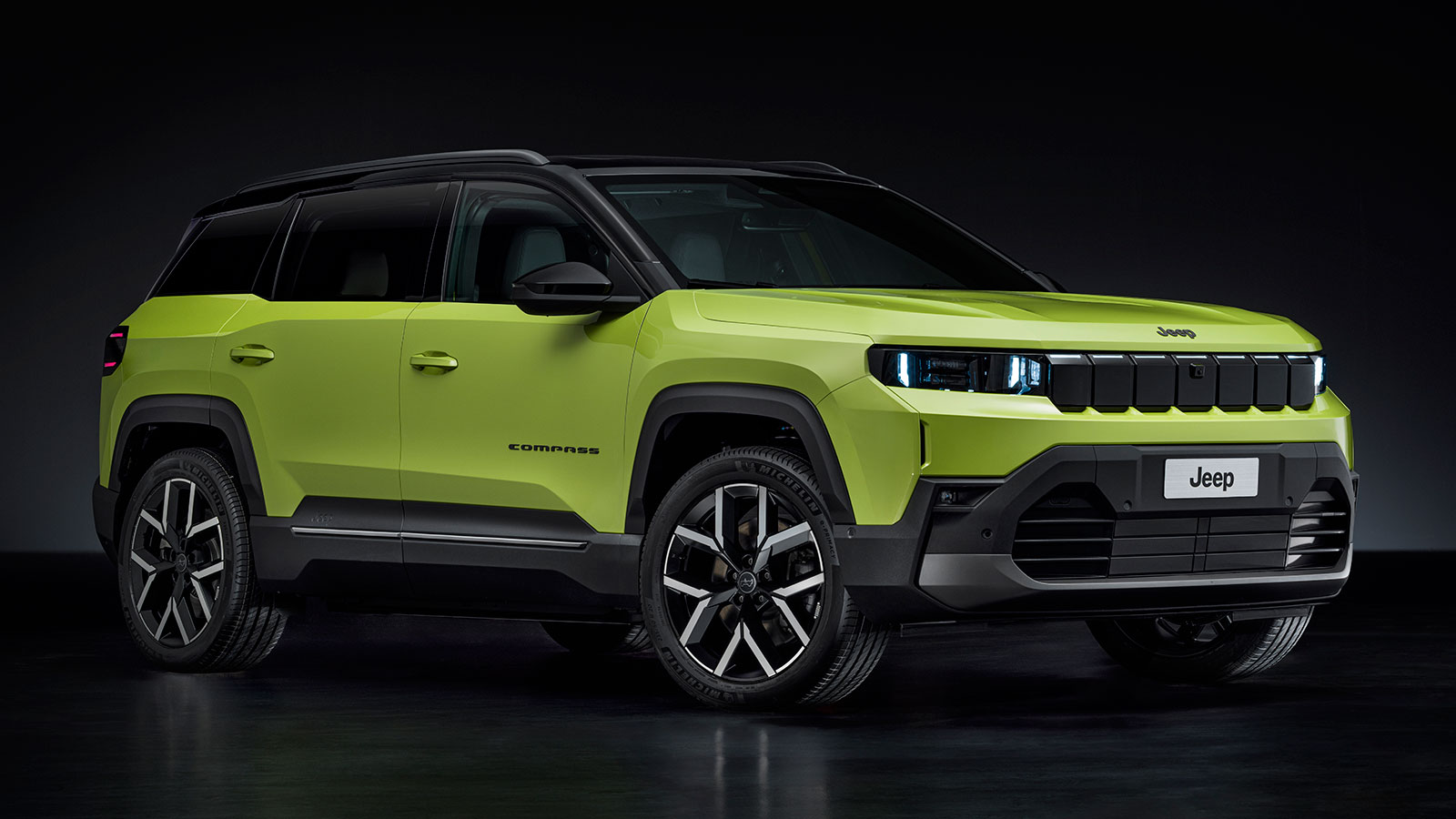 Το νέο Jeep Compass διατηρεί τα βασικά στοιχεία της ταυτότητας του μοντέλου, προσαρμόζοντάς τα όμως σε ένα πολύ πιο σύγχρονο και σχεδιαστικά ενδιαφέρον συνολικά αυτοκίνητο.